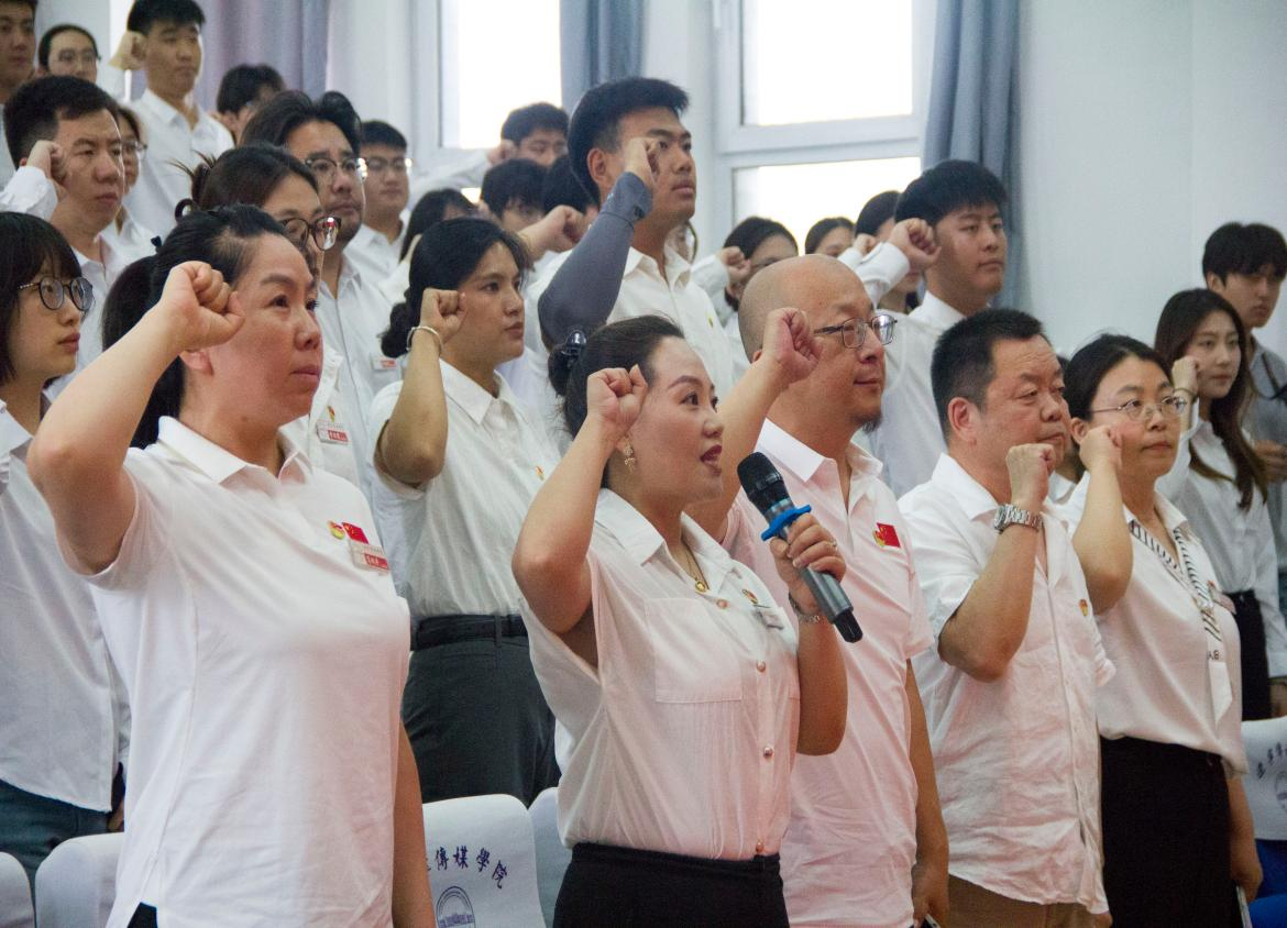赓续红色血脉 坚守初心使命 —— 乐鱼官网手机网页版举办庆祝建党105周年 新老党员宣誓仪式