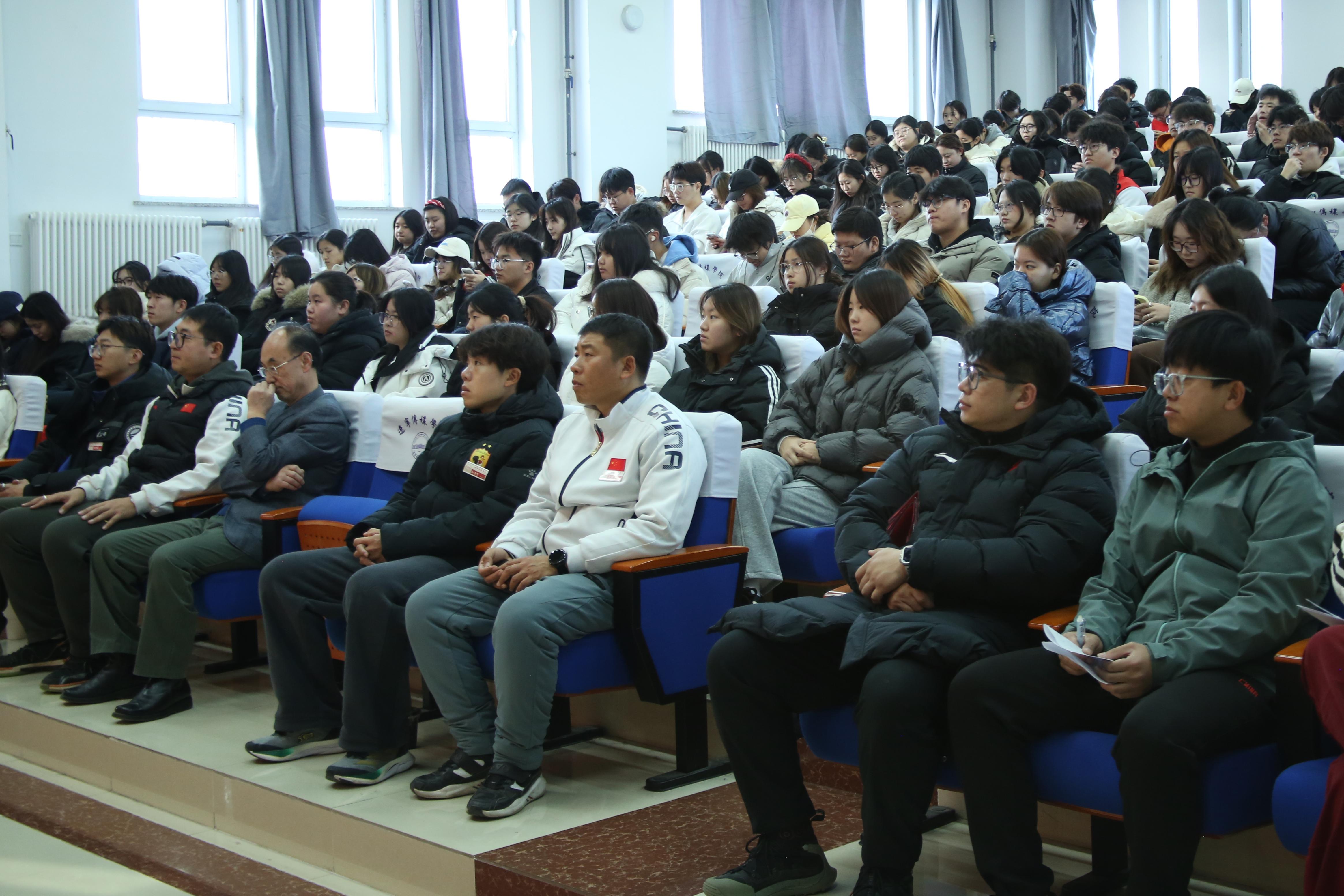 体育部举办“大学生常见运动损伤防护与康复”专题讲座