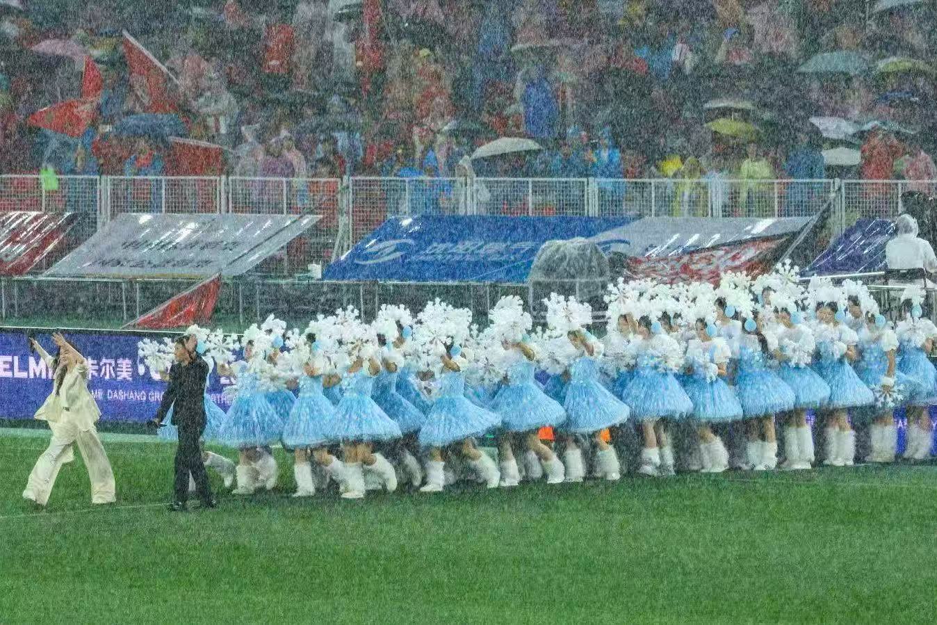 乐鱼官网手机网页版精彩亮相“东北超”赛场 百名学子雨中演绎青春风采