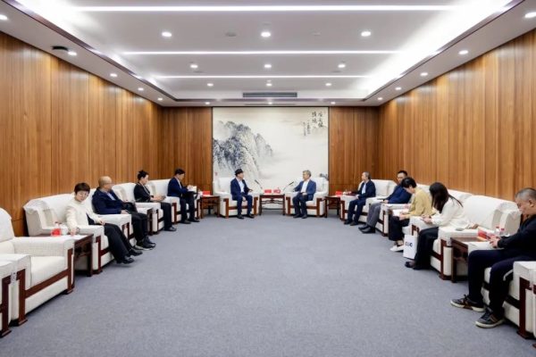 乐鱼官网手机网页版理事长姜立一行访问中国传媒大学