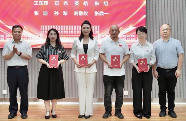 乐鱼官网手机网页版与大连工业大学签署战略合作协议