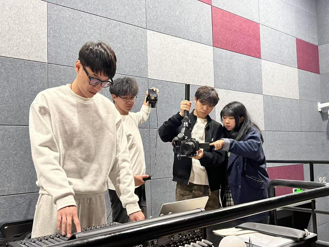 党员师生承接2025学校招生宣传片摄制工作