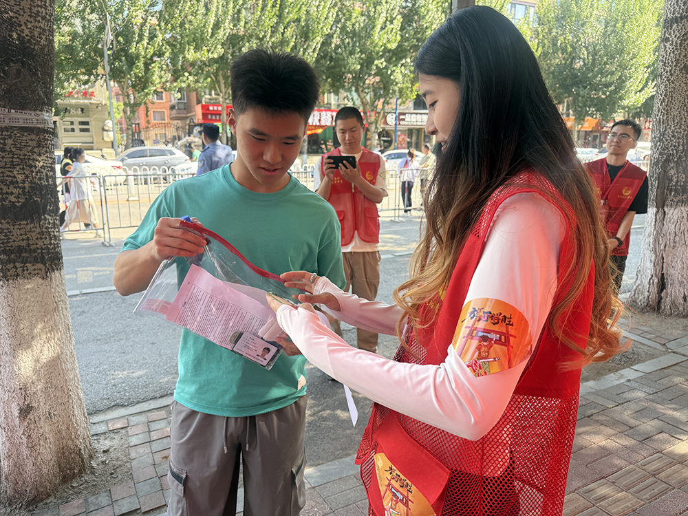 用爱守护，为梦护航|乐鱼官网手机网页版艺术学院师生积极参与高考志愿服务活动
